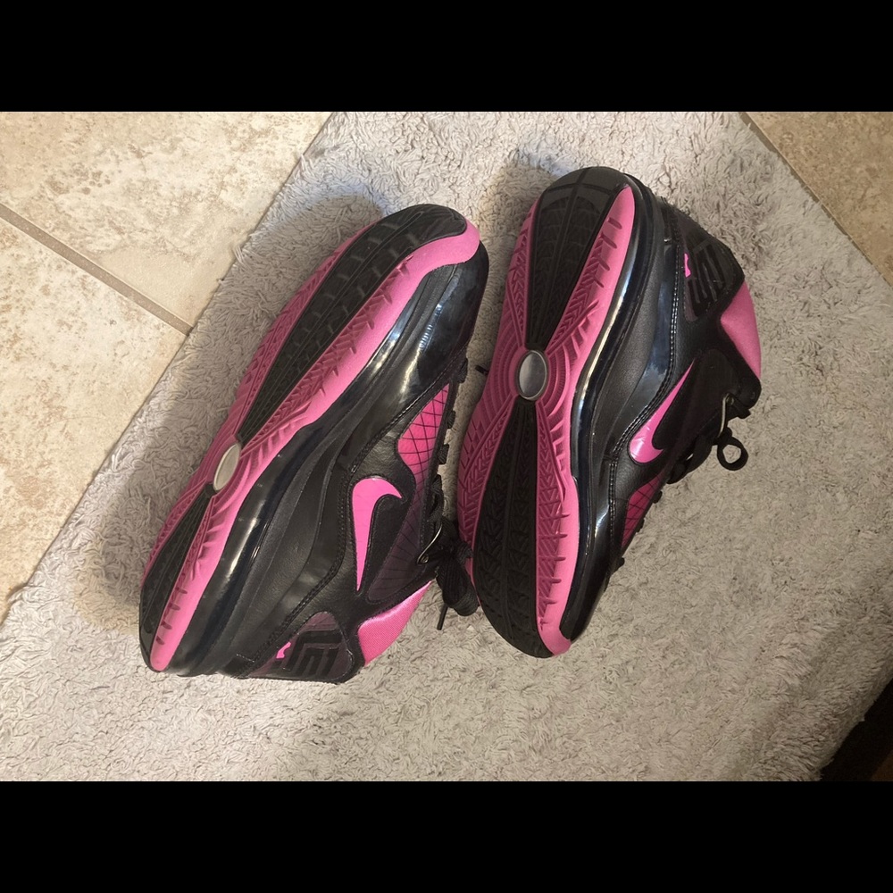 Nike CLASSIC LeBron James Breast Cancer Sneakers - 8/12/2009 🏀 - Picture 2 of 16